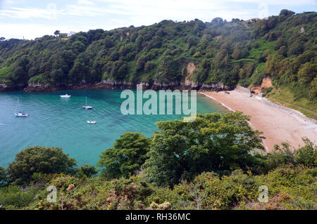 Segeln Boote in Fermain Bay von der Küste weg, Guernsey, Channel Islands.de. Stockfoto