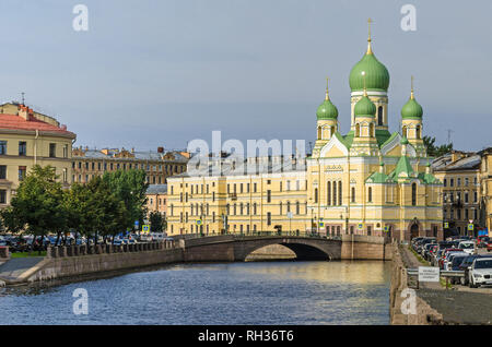 Griboyedov Canal Embankment mit dem Mogilyovsky Brücke und der St. Isidor Kirche, die Kirche der Orthodoxen estnische Bruderschaft, in St. Petersburg Stockfoto