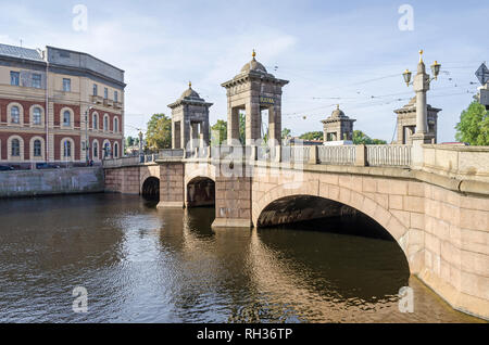 Sankt Petersburg, Russland - 9. September 2018: Fontanka mit dem Staro-Kalinkin Brücke und die Bilding der Marine Hospital Stockfoto