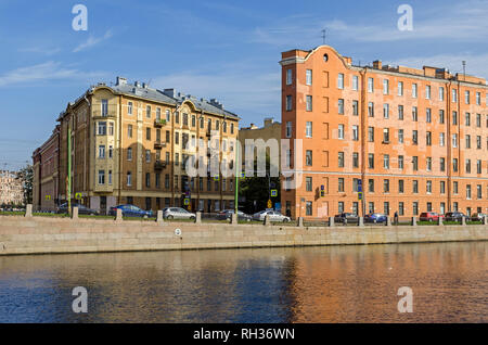 Sankt Petersburg, Russland - 9. September 2018: Ecke von Sadovaya Street und Fontanka mit alten Wohngebäuden Stockfoto