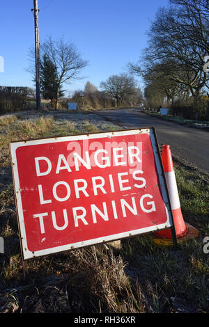 Gefahr Lkw drehen in Road Ahead Warnschild an der Baustelle york Yorkshire United Kingdom Stockfoto