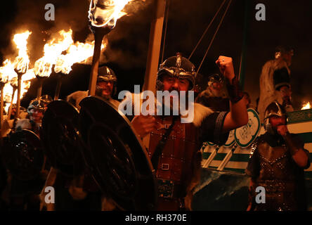 Mitglieder der Jarl Squad März neben der Küche, wie sie durch die lerwick vor der Kombüse auf Feuer auf den Shetland Inseln während der Up Helly Aa Wikinger Fest gesetzt wird. Mit Ursprung in den 1880er Jahren, das Festival feiert den Shetland nordischen Erbe. PRESS ASSOCIATION Foto. Bild Datum: Dienstag, Januar 29, 2019. Stockfoto