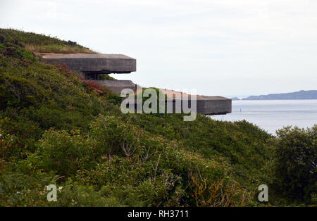 Versteckte WW 2 Deutsche Concreate Beobachtungsbunker Jerbourg Point auf dem Küstenweg von Guernsey Kanalinseln. Großbritannien Stockfoto