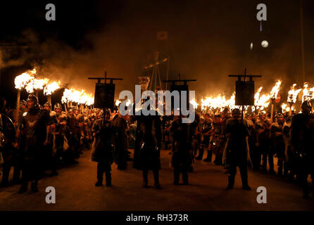 Mitglieder der Jarl Squad März neben der Küche, wie sie durch die lerwick vor der Kombüse auf Feuer auf den Shetland Inseln während der Up Helly Aa Wikinger Fest gesetzt wird. Mit Ursprung in den 1880er Jahren, das Festival feiert den Shetland nordischen Erbe. PRESS ASSOCIATION Foto. Bild Datum: Dienstag, Januar 29, 2019. Stockfoto