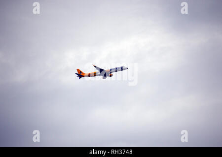 Eine Embraer 195 Twin Jet Engine Aurigny Flugzeug vom Flughafen auf Guernsey, Channel Islands.de. Stockfoto