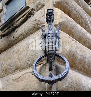 Flügel halb Mensch halb Drachen Kerzenhalter und horse Hitching Post auf dem Stein Wand von einer Straße in Florenz Italien Stockfoto