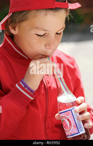 Junge trinken Limonade Stockfoto