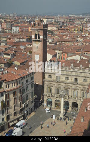 Torre Gardello gesehen aus dem Dei Lamberti Turm in Verona. Reisen, Urlaub, Architektur. März 30, 2015. Verona, Venetien, Italien. Stockfoto