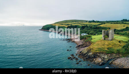 Antenne Panorama der Minard Castle auf der Halbinsel Dingle in Irland Stockfoto