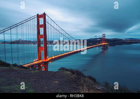 Golden Gate Bridge bei Nacht Stockfoto