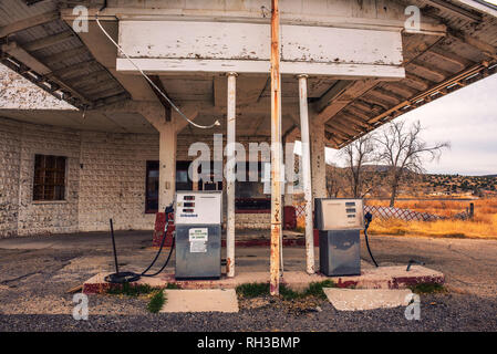 Verlassene Tankstelle an der historischen Route 66 in Arizona Stockfoto