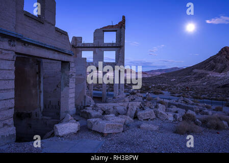 Verlassene Gebäude in Rhyolith, Nevada bei Nacht mit Vollmond Stockfoto