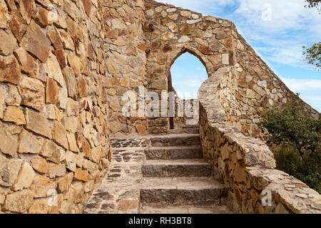 Treppe zum Castell d'en Plaja an der Costa Brava in Lloret de Mar, Spanien. Blick auf den balearischen Meer und die felsige Küste. Beliebtes Reiseziel Stockfoto