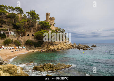 Schönen Strand der Stadt unter der Burg an der Küste von Lloret de Mar. und sandigen und felsigen Katalanische Strände an der Costa Brava. Menschen auf Playa de Lloret, werden Stockfoto