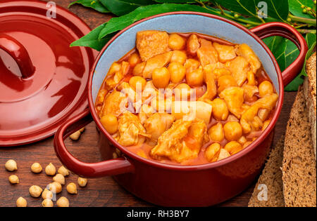 Kichererbsen mit Kutteln in Clay Pot. Antenne (oben) zu sehen. Auf hölzernen Hintergrund. Stockfoto