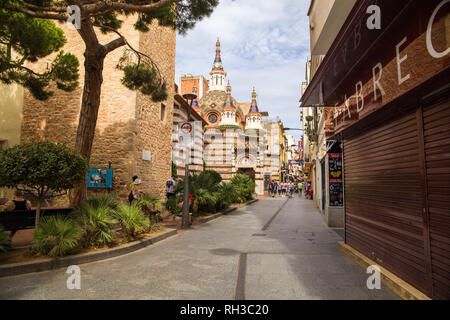 Schöne Kapelle in Lloret de Mar Kirche Santa Roma im Zentrum der Stadt im Gotischen Stil erbaut. Pfarrkirche an der Küste der Costa Brava. Stockfoto