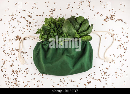 Bettwäsche eco Sack mit frischem Spinat und die Petersilie. Stockfoto