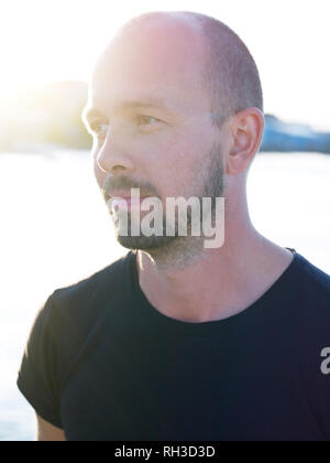 Mitte erwachsener Mann wegsehen Stockfoto