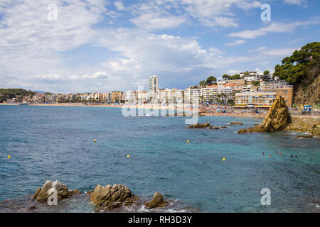 Schöne Stadt Strand an der Küste von Lloret de Mar. und sandigen und felsigen Katalanische Strände an der Costa Brava. Menschen auf Playa de Lloret, Strand auf der Medite Stockfoto