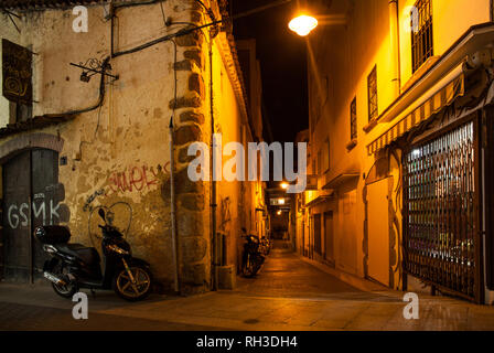 In der Nacht Wohnungen in der Nähe der engen Straßen von Lloret de Mar Stadtzentrum von Lloret de Mar, Spanien. Touristen durch die Straßen der Stadt. Stockfoto