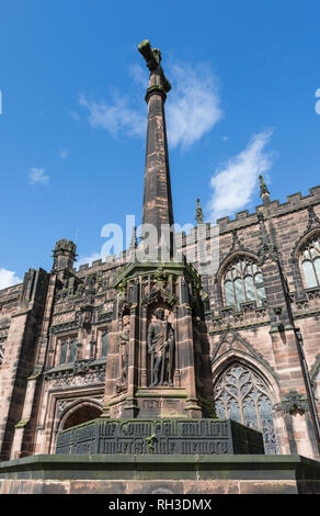 St. Alban Statue auf dem kriegerdenkmal an der Kathedrale von Chester - Chester, Cheshire, Großbritannien Stockfoto