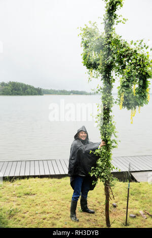 Mann stand unter dem Maibaum Stockfoto