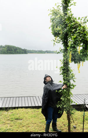 Mann stand unter dem Maibaum Stockfoto