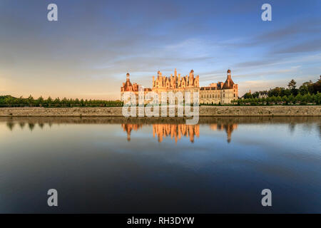 Frankreich, Loir et Cher, Chambord, Schloss Chambord und die cosson am Abend // Frankreich, Loire-et-Cher (41), Chambord, Schloß Chambord, la Fassade Stockfoto