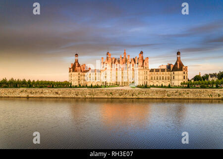 Frankreich, Loir et Cher, Chambord, Schloss Chambord und die cosson am Abend // Frankreich, Loire-et-Cher (41), Chambord, Schloß Chambord, la Fassade Stockfoto