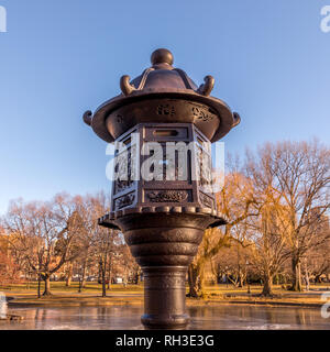 Japanische Laterne Skulptur in Boston Public Garden/Boston Common Stockfoto