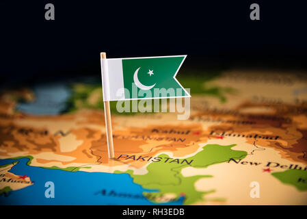 Pakistan markiert mit einer Flagge auf der Karte Stockfoto