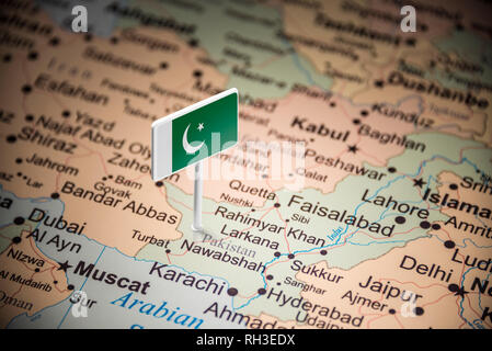 Pakistan markiert mit einer Flagge auf der Karte Stockfoto