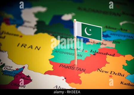 Pakistan markiert mit einer Flagge auf der Karte Stockfoto