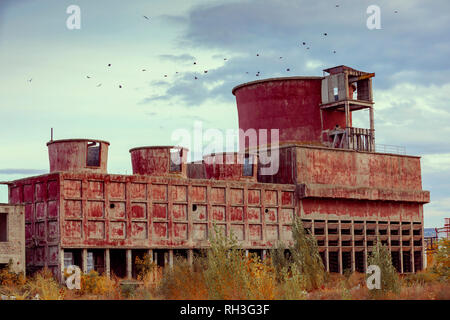 Ein verlassenes Gebäude, das Teil eines Industriekomplexes aus rumänischen kommunistischen Zeiten war Stockfoto