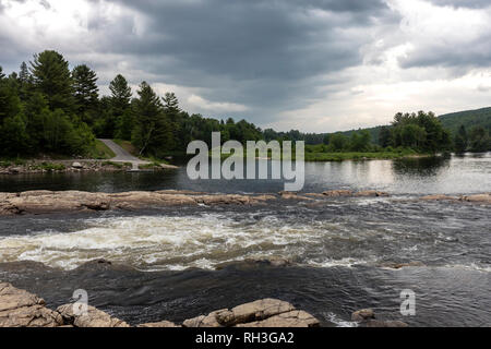 Parc des Cascades ist ein bezaubernder Ort, wo Sie dem Klang der Strömen über die Felsen hören können. Es liegt in Ontario, Kanada. Stockfoto