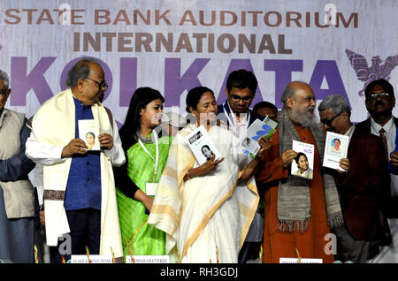 Kolkata, Indien. 31 Jan, 2019. Chief Minister von West Bengalen, Mamata Banerjee (Mitte) zusammen mit anderen während der Eröffnungszeremonie des 43. Internationalen Kolkata Buchmesse 2019. Credit: Saikat Paul/Pacific Press/Alamy leben Nachrichten Stockfoto