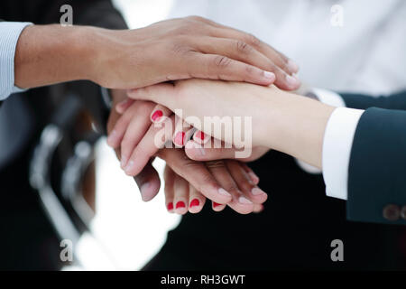 Melden Sie Hände Unterstützung zusammen und Konzept vereinheitlichen Stockfoto