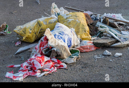 Illegale Flytipping Baumeister Müll gedumpten auf dem Parkplatz in der Nähe von Naturschutzgebiet Hertfordshire, Großbritannien Stockfoto