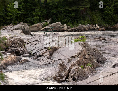 Parc des Cascades ist ein bezaubernder Ort, wo Sie dem Klang der Strömen über die Felsen hören können. Es liegt in Ontario, Kanada. Stockfoto