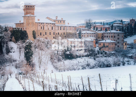 Padan Plain, levizzano Stadt und Weinberge im Schnee. Emilia Romagna, Italien Stockfoto