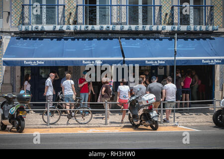 Lissabon, Portugal - Mai 7, 2018: die Menschen in der Warteschlange vor der berühmten Bäckerei pasteis de belem des Pastel Nata eine Feder zu kaufen Stockfoto