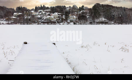 Winterlandschaft Blick von gefrorenen und Schnee See Sävenlången in Floda, Schweden abgedeckt Stockfoto