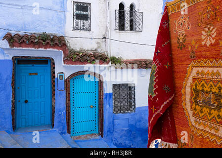 Typische Gasse auf die blaue Stadt Chefchaouen in Marokko Stockfoto