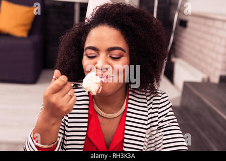 Frohe glückliche Frau, die ihre Augen schließen vom Glück Stockfoto