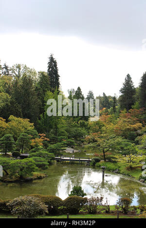 Ein japanischer Garten mit Bäumen, ein großer Teich und Wanderwege in Seattle, Washington, USA Stockfoto
