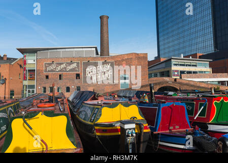 Bunte schmale Boote auf einem zugefrorenen Kanal im Regency Wharf, Gas Street Basin in Birmingham Stockfoto