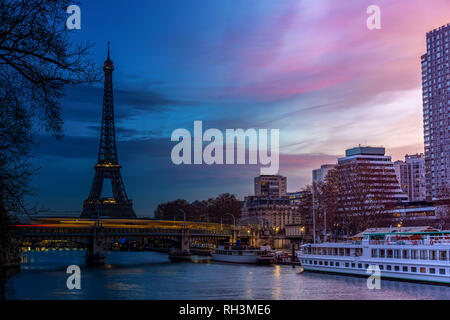 Der Nacht zum Tag über Eiffelturm im Winter - Paris Stockfoto