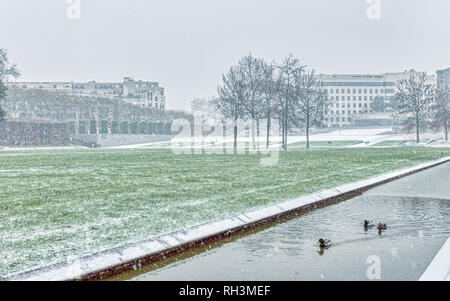 Schneefall auf Parc Andre Citroen in Paris Stockfoto