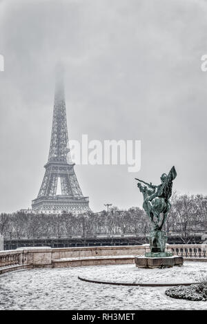 Über Pont Bir-Hakeim - Paris, Frankreich Schneefall Stockfoto