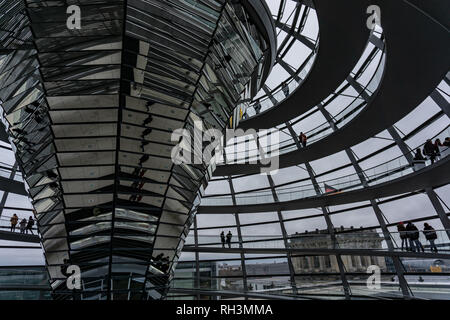 Berlin, DE - Januar 12, 2019: Blick auf den Reichstag (Bundestag) Dome - Berlin, Deutschland Stockfoto